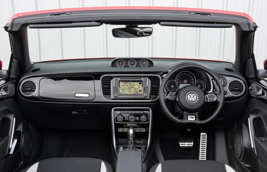 Торпедо Volkswagen Beetle Cabriolet R-Line 2016 года  (UK) (фото 12 из 32)